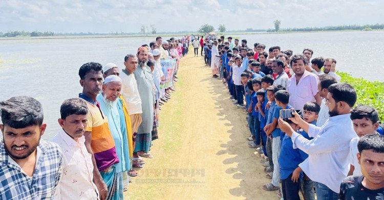 যুগ পেরিয়েছে, দুর্ভোগ পেরোয়নি: নওগাঁর রাণীনগরে ৪ কি.মি. মাটির রাস্তা আজও অচল